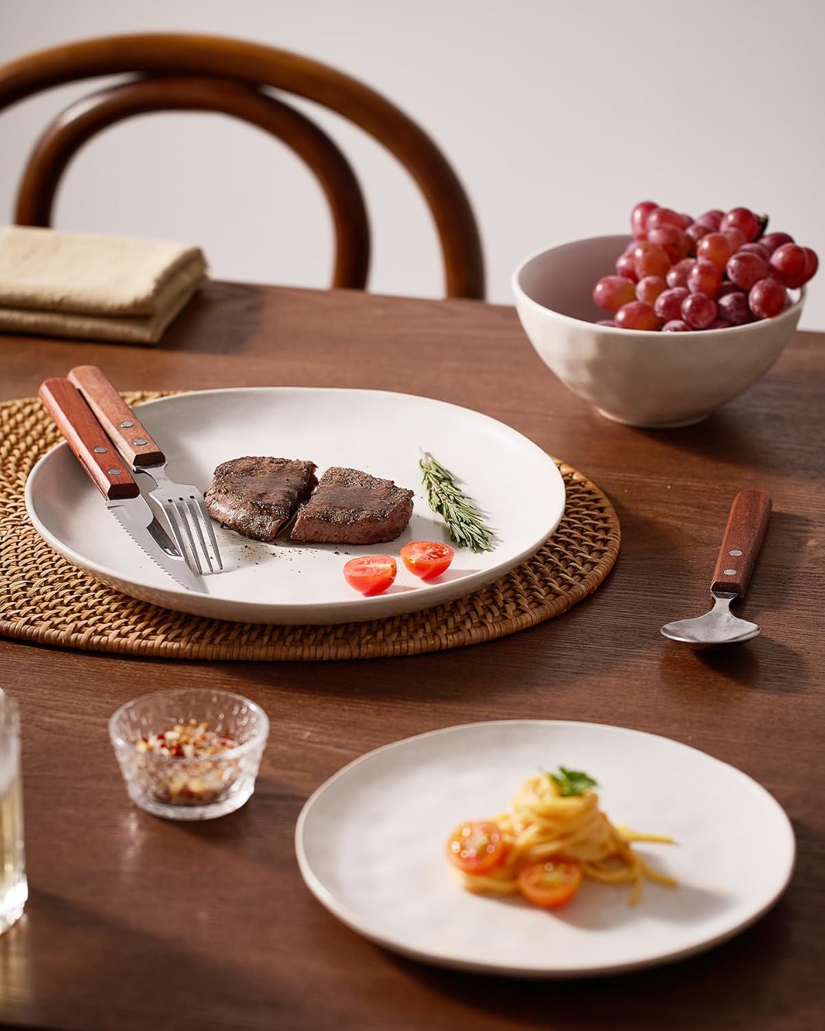 Famiware Dinnerware Sets for 6, Ocean Round 18-Piece Kitchen Plates and Bowls Sets, Microwave and Dishwasher Safe, Scratch Resistant, Matte White