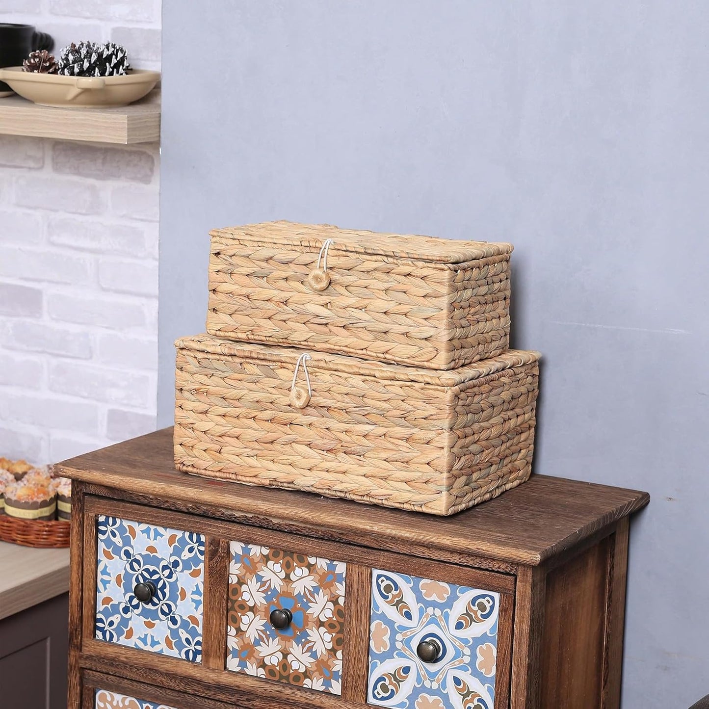 Set of 2 Rectangular Wicker Storage Bins with Lid, Rattan Basket Decorative Boxes, Multipurpose Organizer Display Boxes for Shelf Organizer, Boho Rattan Box for Home Decoration